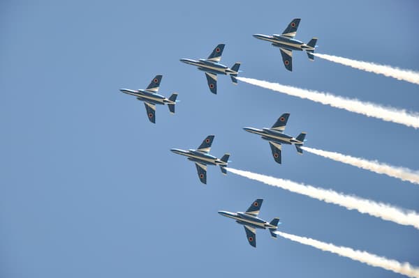 6機の空を飛ぶ飛行機