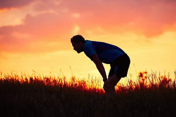 夕陽に照らされながら努力を続けている男の子