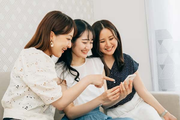 スマホを見て盛り上がる女子達